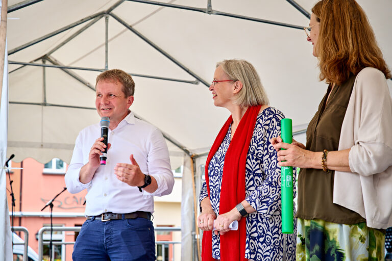 Oberbürgermeister Dr. Badenschier, 
Moderatorin Dörthe Graner, Ministerin Bettina Martin (© Uwe Nölke)