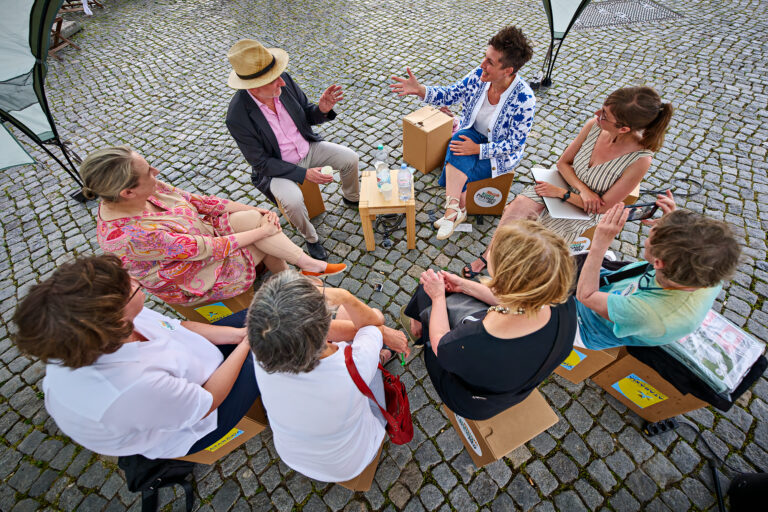 Gespräch im Pavillon mit Beatrix Hegenkötter SPD Landtagsabgeordnete und Katerina Schumacher WKM MV(© Uwe Nölke)